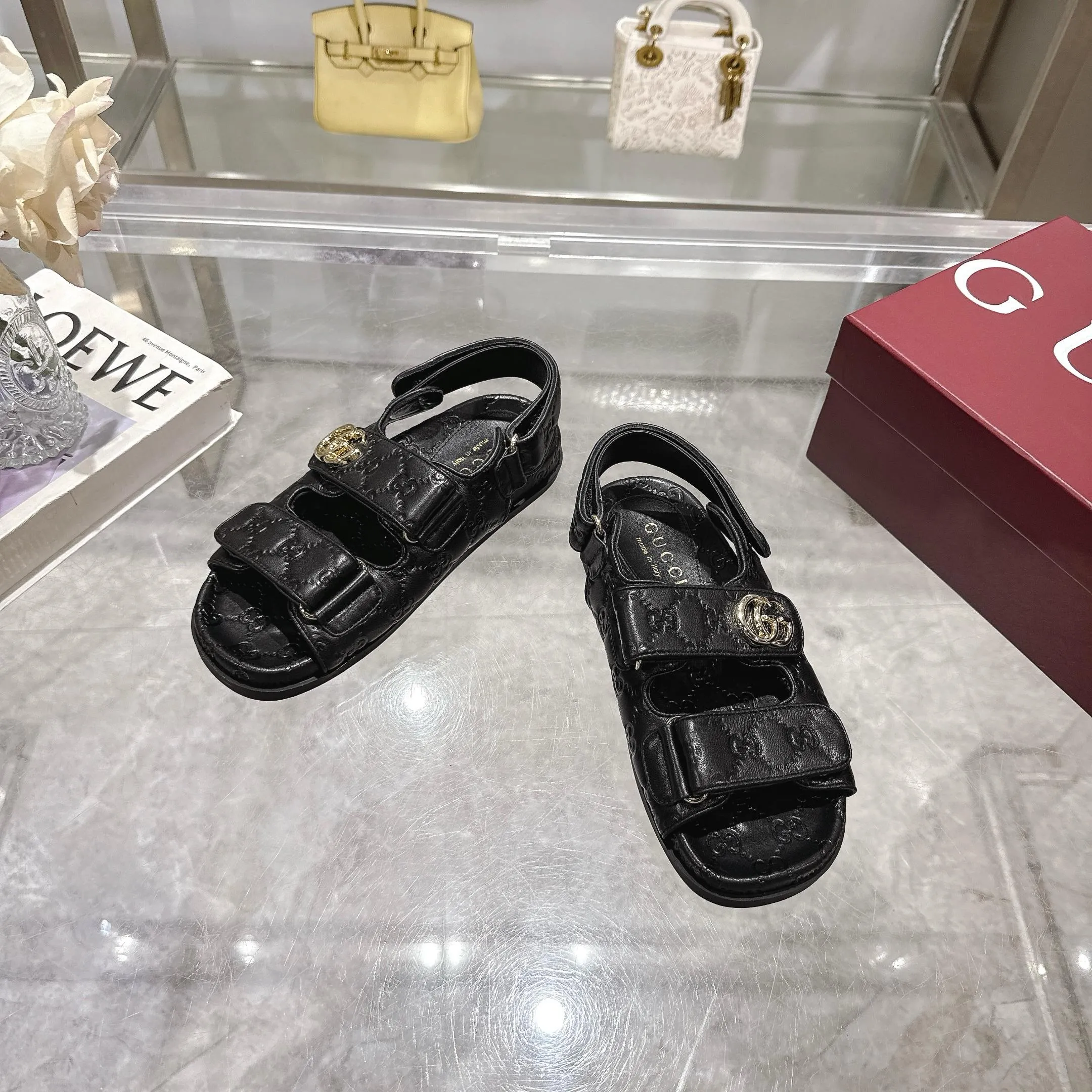 Wholesale direct sales 260👟👟 Gucci’s modern design aesthetic explores the path of unique craftsmanship, cleverly integrating the brand’s classic elements with its beloved brand identity. The sandal is embellished with the beloved Double G hardware, adding a touch of understated branding to the design, complementing the versatility of the Velcro straps. Women Light gold tone hardware Sheepskin lining Double G Rubber sole Velcro fastening Flat sole
